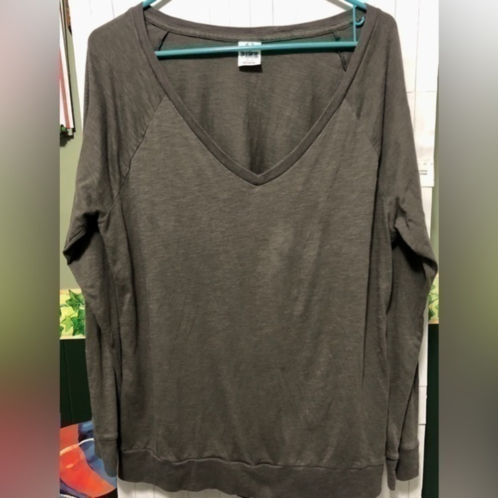 🧧PINK Victoria’s Secret gray long sleeve v-neck